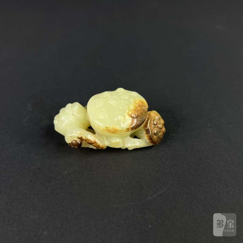 当代 玉雕莲蓬纹把件